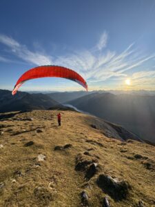Paragleiterflug Sonnenuntergang